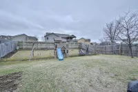 Entire Home-Beautiful 4BR, 3.5BA Retreat in Ankeny, Iowa 2 King Beds, Fenced, AC - 발코니