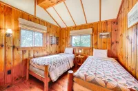 Charming 3-bedroom lakefront house with large yard and sandy beach - Beach