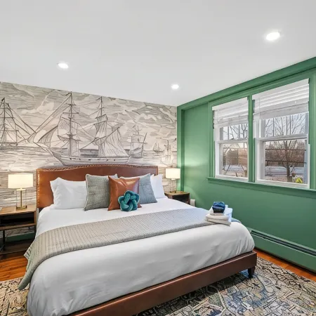 1Br on Salem Common l Steps to Witch Museum and Downtown l Fenced in Yard