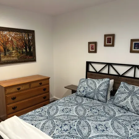 Walk to Uva,Breweries, Live Music, Restaurants, Parking, Fenced Yard.