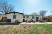 Walk to at&T Stadium & Globe Life! 3Br Home with Hot Tub & Backyard Oasis - 4-نجوم