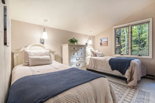 Lakefront 3 Bedroom Townhome - Fall colors and Quaint Towns - Sleeps 8 - Homestays