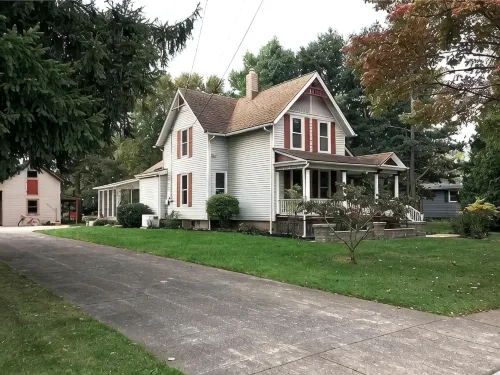 Come stay and relax at the Captain's House in Historic Vermilion Harbor Town. - Wifi