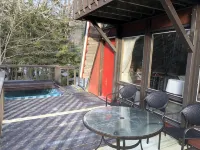 Alpine Chalet with outdoor Jacuzzi 1 mile from ski lifts - 4-Star