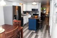 2 Bedroom, 1 Bathroom Convenient Green Bay Getaway - 3つ星