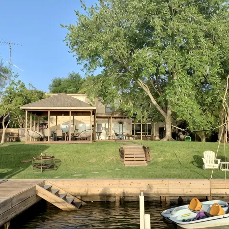 5-bedroom vacation home waterfront on Lake Conroe