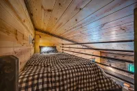 WILL HIKE FOR TACOS luxury spacious cabin, cozy, quiet, amazing deck. sleeps 8 - Chalets