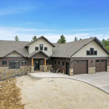 Stylish home with hot tub, pool access, wifi and garage