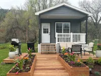 Tiny Home Cabin with Wyoming Modern Frontier style in the town of Hulett - Hytter