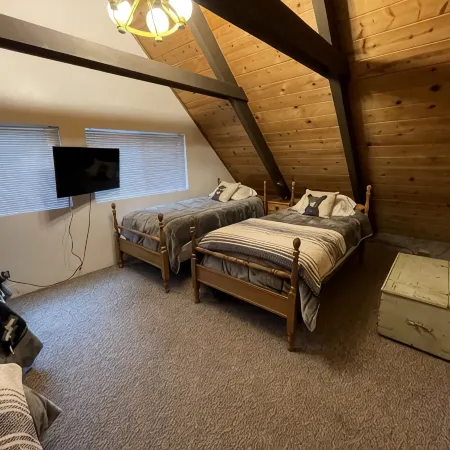 Black Bear Den ~ Access to Private Lake! Heat and AC Hotels in Arnold