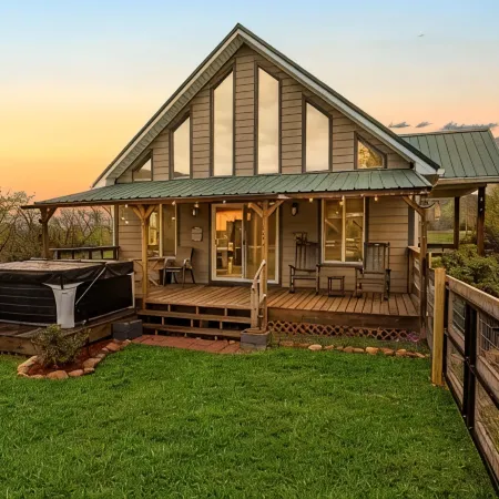 Cozy cabin retreat w/hot tub and fenced yard. Pet-Friendly!