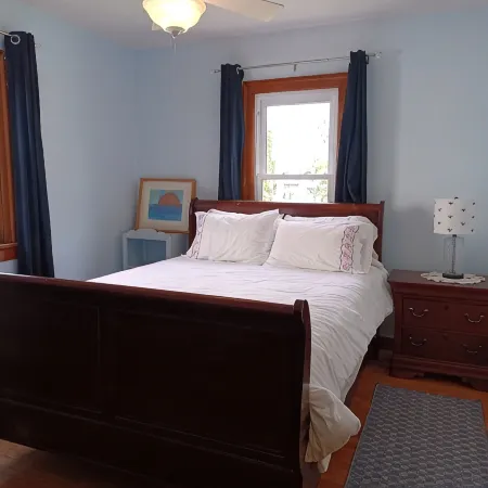 Cozy and Comfortable 1939 Cottage Close to Wittenberg, Shopping, Restaurants.