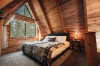 Modern A-Frame Cabin w/ Hot Tub • Close to Bend, Crater Lake, Mt Bachelor Resort - 4-Sterne