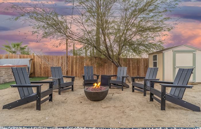 Oasis🌵in the❤️of Joshua Tree + Gym + Hot Tub + Tesla⚡️+ pond and waterfall