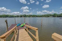 The Regatta - Waterfront Escape with Guest House - 4-Star