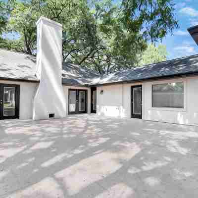 Spacious Modern Cottage Perfect for Families & Pets ~ Gated Parking ~ Sleeps 9+ Hotel Exterior
