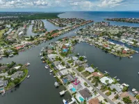 Spacious waterfront home in Apollo Beach w/ private swimming pool and boat dock. - 3-Sterne