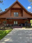 Stunning Cabin with Clubhouse on River! Wooded Retreat with Kayaks! Pickleball! - Feriehus