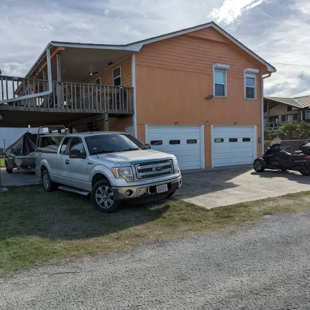 COASTAL CORAL -A few steps to the Beach, Pier, Park & close to all Boat Ramps.