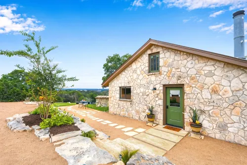 Hill Country views, beautiful sunsets, private, and natural wildlife. - 4성급