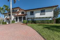SUNRISE BAY ESTATE! 5700 sq. ft. Game Room! Huge salt water pool/hot tub - 4-Star