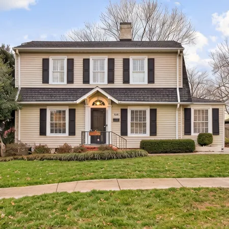Luxurious Cape Cod in Emerywood - Minutes to Furniture Market & HP University