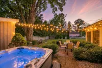 Cozy Cottage near Lake & Skiing, Hot Tub, fireplace & Fire-pit, Pets Allowed - Wifi