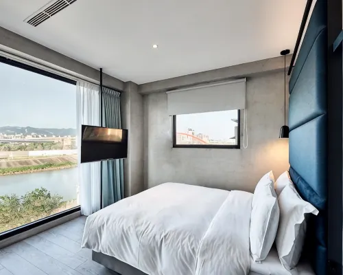 Waterfront Hotel Hotels near Rainbow Riverside Park