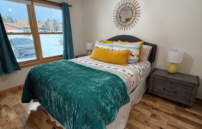 On the Chain, near downtown, close to trails, private dock, dog-approved! 🌊 🌞 🐶