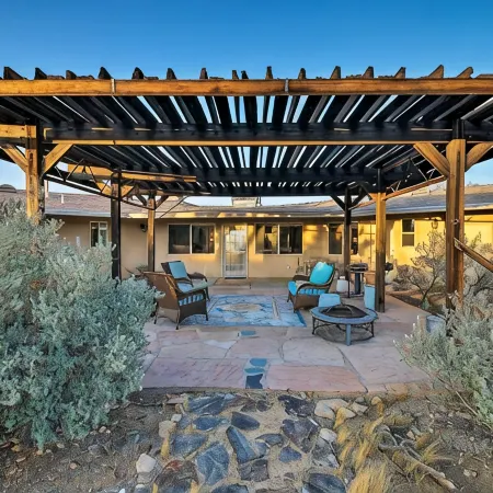 5 Miles from Park entrance Charming 2-bedroom house in enchanting Joshua Tree