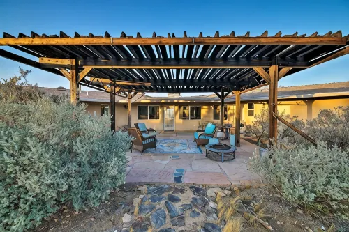 5 Miles from Park entrance Charming 2-bedroom house in enchanting Joshua Tree - 4-Star