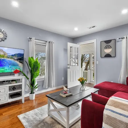 3Br- Sleeps 6- Forestville Bristol- Parking