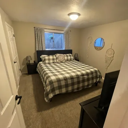 Luxury Basement Apartment with Private Entrance.  Play with Farm Animals! Hotele w: Springville