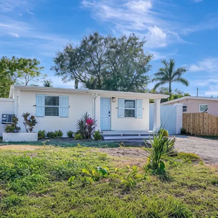Near DownTown & Napes Beach! Cottage House 2QueenBeds Fenced Back Yard with deck