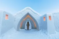 Arctic SnowHotel & Glass Igloos - Parking
