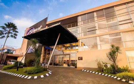 Royal Hotel n' Lounge Отели в г. Джембер