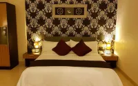Crown Hotel  호텔