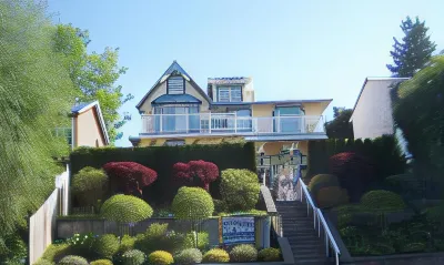 Ocean Breeze Executive Bed and Breakfast Hotels near جسر كابيلانو المعلق