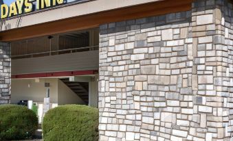 Days Inn by Wyndham Pittsburgh-Harmarville