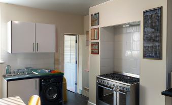 Welcoming Spacious 2-Bedroom House in St Helens