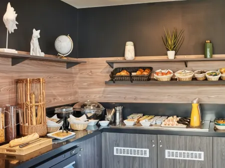 Kyriad Rouen Sud - Val de Reuil Отели рядом с достопримечательностью «Museum of Louviers»