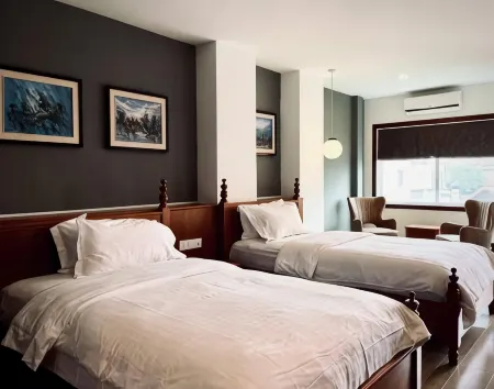 Point Boutique Hotel Отели рядом с достопримечательностью «Уот Ауналом Монастери»