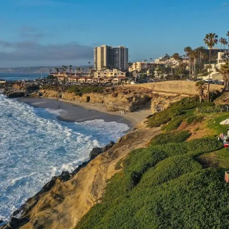 Oceanfront Landmark House Downstair Next to the Beach Panoramic Ocean Views!