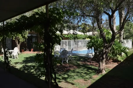 Roundhouse Motel Отели в г. Оррору