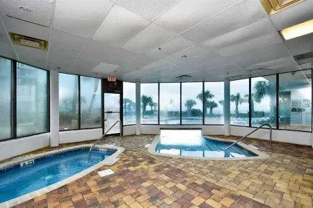 Luxury Sleep on the Beach...Newly renovated Treasure Chest condo Отели рядом с достопримечательностью «Миртл Манор Трейлер Парк»