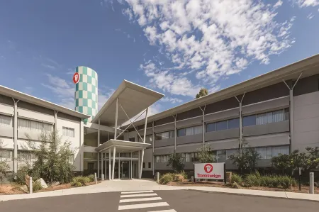 Travelodge Hotel Hobart Airport Отели рядом с достопримечательностью «Sorell Fruit Farm»
