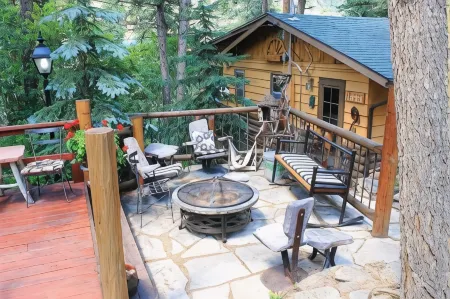 Pine Haven Resort Отели рядом с достопримечательностью «оз. Спраг»