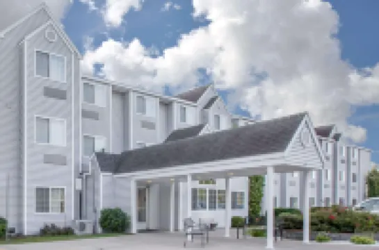 Microtel Inn & Suites by Wyndham Manistee Hotels in 