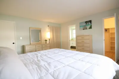 3bd 3bath Siesta Key with Game Room 2.5 Miles to the Beach! Отели рядом с достопримечательностью «Сити Айленд»