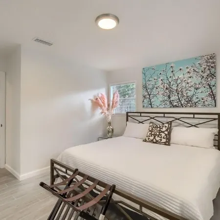 Ashley’s Boutique Inn - Austin Alternative Open!!!